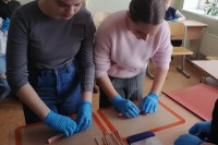 Skolēni veido saldumus!