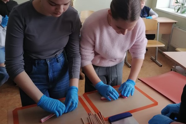 Skolēni veido saldumus!